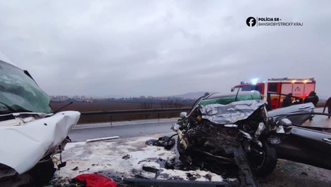 Smrteľná nehoda na R2: Čelná zrážka osobného auta a dodávky si vyžiadala jeden život