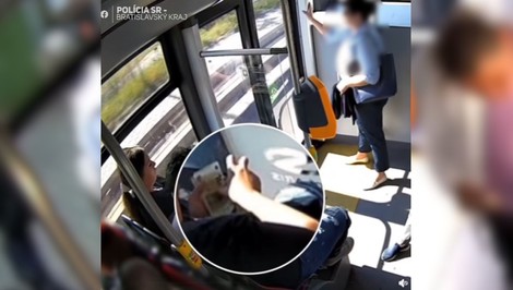 VIDEO: Z nákupného vozíka zmizla dizajnérska kabelka. Podozriví si v MHD rozdeľovali korisť