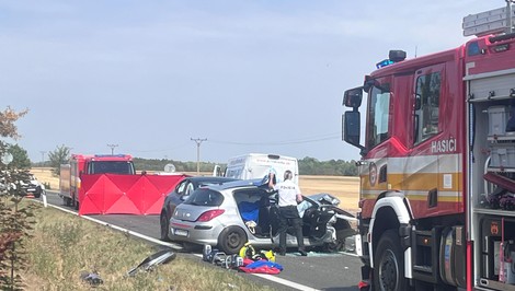 Vážna nehoda na juhu Slovenska: Zrazili sa tri autá, cestu uzavreli