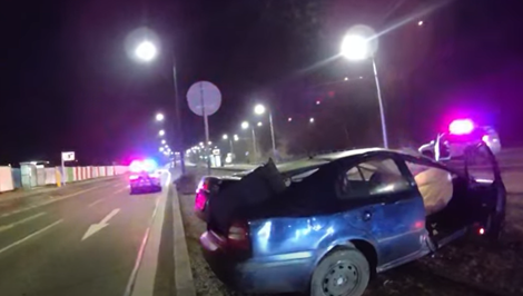 Nočná naháňačka Bratislavou skončila prevrátením auta na električkovej trati