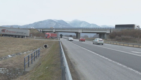 Muž po skoku z mosta dopadol na vozovku. Diaľnicu museli uzavrieť