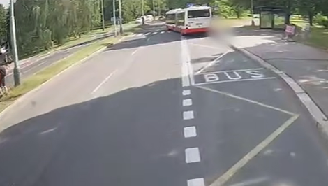 VIDEO: Seniorku zachytil autobus a vláčil ju po ceste. Polícia pátra po dôležitom svedkovi