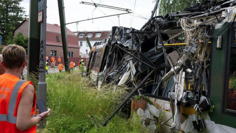 Električka sa vykoľajila a narazila do stĺpa. Zranených je 20 ľudí