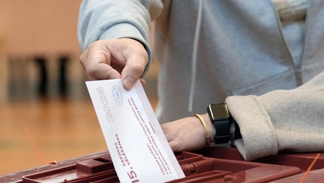 Lotyšské voľby ovládla proukrajinská strana premiéra. Proruská strana skončila tretia