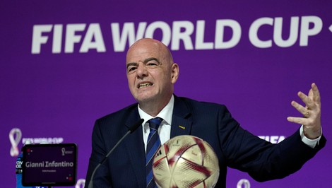 UEFA pripravuje trestné oznámenie na šéfa FIFA Infantina. V hre sú miliardy dolárov
