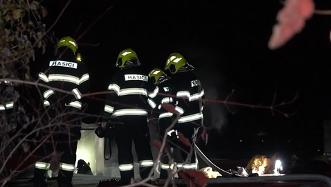 Hasiči zasahujú pri požiari v bytovom dome v Kráľovskom Chlmci