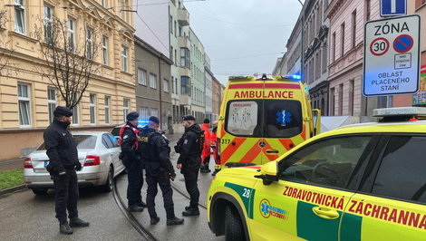 Muž na ulici v Brne dobodal ženu. Na mieste podľahla zraneniam