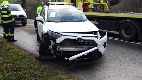 Policajti naháňali ukradnuté auto, vodič havaroval a zranený skončil v nemocnici
