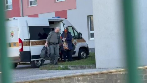 Začína sa súdny proces s matkou, ktorá mala vo vani utopiť dve dcéry