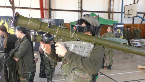 Vojenské triedy na stredných školách sa stávajú realitou. Žiakom poskytnú aj motivačný príspevok