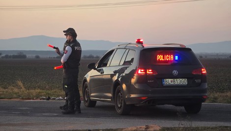 Pri Senci sa zrazili dve autá. Jeden človek zostal zakliesnený vo vraku