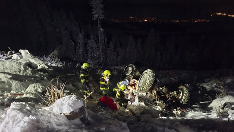 Nočná tragédia na Orave: Auto sa prevrátilo v lese, dvaja muži prišli o život