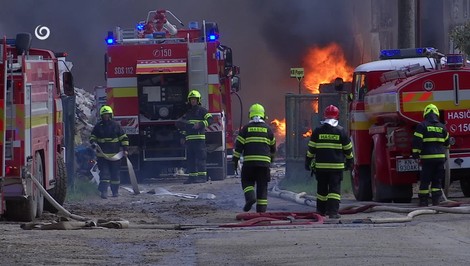 Obrovský požiar pri Nových Zámkoch: Horí firma na spracovanie plastov a papiera