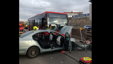 Zrážka autobusu a auta v Bratislave: Vodiča museli vyslobodiť, doprava kolabuje
