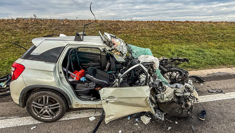 Po vážnej nehode pri Moldave nad Bodvou dve osoby s ťažkými zraneniami museli vyslobodiť