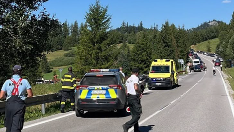 Nehodu pri obci Huty neprežil vodič motocykla. Vodička osobného auta bola pod vplyvom