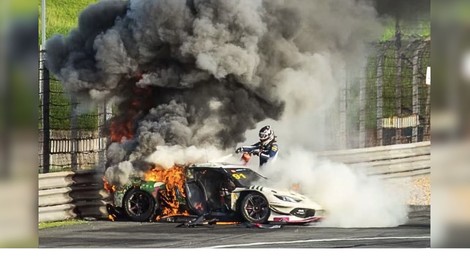 Hrozivá nehoda na okruhu: Ferrari začalo po zrážke horieť, rival vybehol zachrániť pretekára
