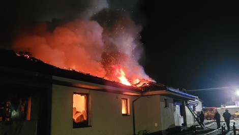 Rodinný dom v noci pohltili plamene. Hasiči zasahovali niekoľko hodín
