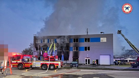 Podozrivého zo založenia požiaru haly v Pardubiciach zadržali na Slovensku. Polícia zadržala aj ďalších