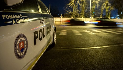 Čelnú zrážku dvoch áut neprežil 51-ročný vodič, ktorý prešiel do protismeru