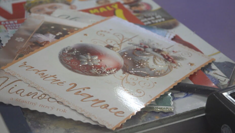 V Humennom sa na poštárku tešia ako na sviatok. Pre seniorky majú vianočné pohľadnice výnimočné čaro