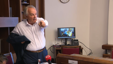 Nezvyčajný zahraničný výbor: Radačovský navrhol poslancovi odísť oknom, vyzliekol si sako