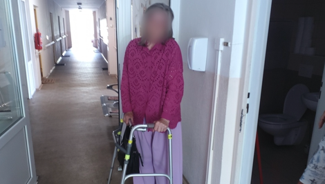 V Česku zachránili seniorku s chodítkom zo štvorprúdovej cesty. Tvrdila, že ju tadiaľ poslali známi