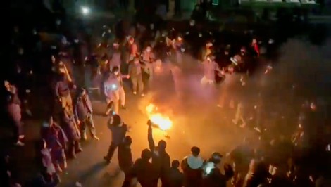 Irán zatkol vodcov protestov. Humanitárne organizácie hlásia stovky obetí