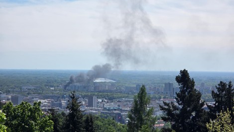 V Petržalke horí objekt na uskladnenie dreva, na mieste zasahujú hasiči