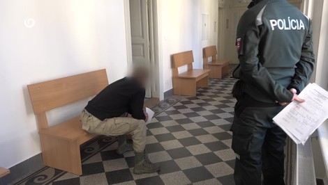 "Zapálim ťa, zhoríš," vyhrážal sa muž pred potravinami, potom zaútočil