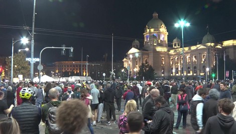 Moderátor srbskej verejnoprávnej RTV sa ospravedlnil za nekritické novinárstvo