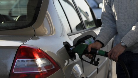 Vysoké ceny nafty na pumpách: Za koľko tankujú vodiči v okolitých krajinách?