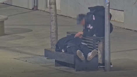 VIDEO: Muž okradol spiaceho človeka na lavičke. Netušil, že ho sledujú kamery