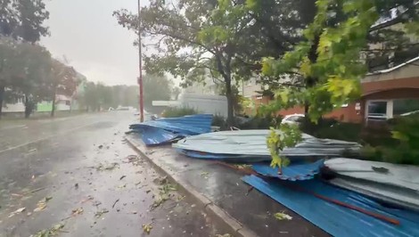 Bratislavu zasiahla supercela, vietor o sile 110 km/h napáchal veľké škody
