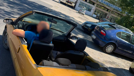 Kuriózny prípad na cestách: Vodič jazdil na podomácky vyrobenom „kabriolete“
