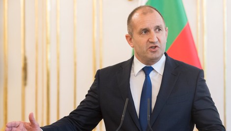 Bulharský prezident Rumen Radev oznámil, že odstúpi z funkcie