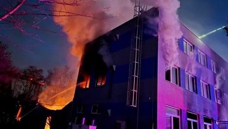 Útok na zbrojovku v Pardubiciach: Súd poslal do väzby ďalšieho obvineného