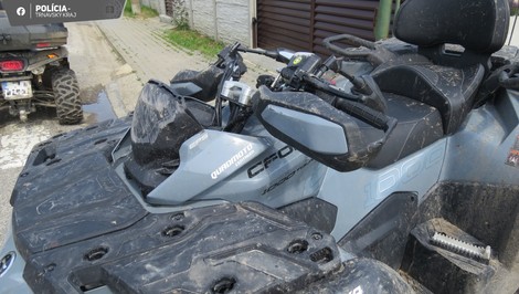 Polícia zasahovala pri netradičnej zrážke dvoch kamarátov na štvorkolkách