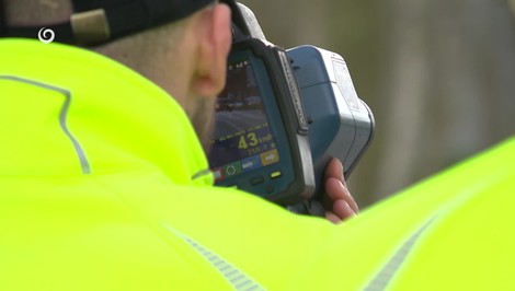 Dvaja policajti merali rýchlosť bez radaru. Peniaze z pokút si nechali