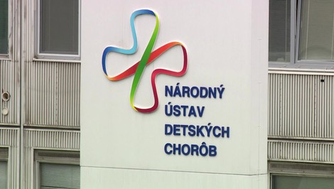 Lekári z NÚDCH ako jedni z prvých v Európe operovali pacienta novou metódou. Zachránili mu kĺby