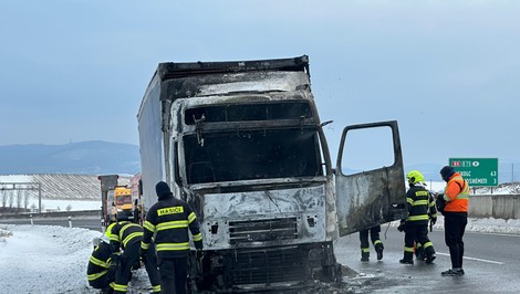 Rýchlostná cesta R4 pri Košiciach je pre požiar kamióna uzavretá