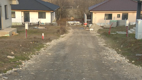 Obyvatelia dedinky čakajú na príjazdovú cestu. Developer sľubuje termíny