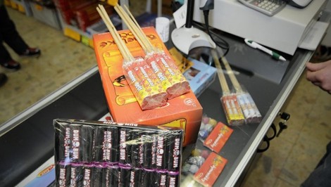 Chlapec sa vážne zranil pri manipulácii s pyrotechnikou. Ako podobným situáciám predchádzať?