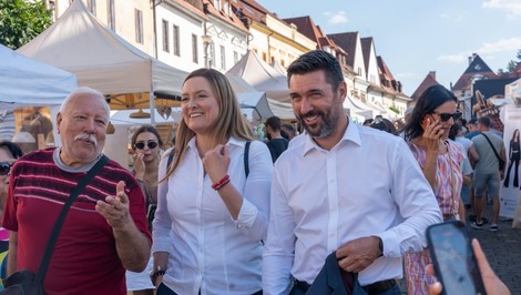 Privítali ich piskotom: Ministrov vlády na Bardejovskom jarmoku čakalo nemilé prekvapenie