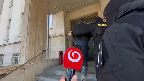 V byte našli mŕtvu dvojicu, ich syn skončil v putách. O jeho osude rozhodol súd