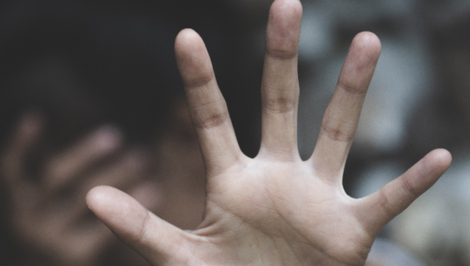 Otca obvineného z týrania bábätka v okrese Galanta stíhajú na slobode