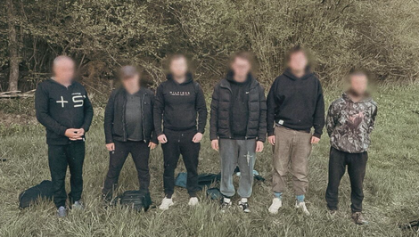 Polícia zadržala na hraniciach prevádzača. Na Slovensko chcel previesť desať Ukrajincov