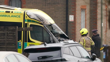 Štyri sanitky židovskej organizácie zničil požiar. Polícia hovorí o antisemitskom útoku