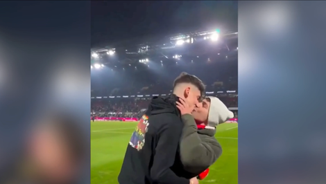 Rozhodca požiadal priateľa o ruku pred plným štadiónom. Neskôr ho napadli