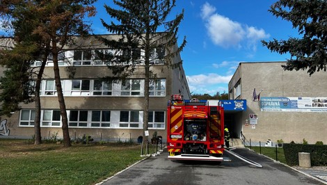 Požiar školy v Prešove: Plamene zachvátili strechu, žiakov museli evakuovať